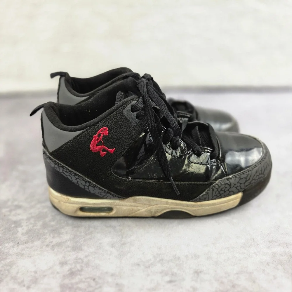 Shaq Boys Basketball Shoes Black Grey Red Mid Top Sneakers BBSQ40AC001 Size 5Y
